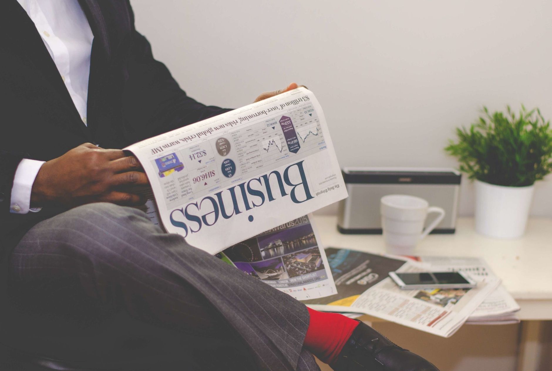 Businessman reading a financial newspaper at a desk, highlighting finance and commerce theme. — How to Choose a Reliable Onli